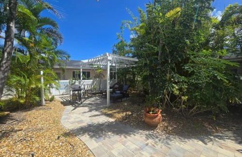 An Island Getaway at Palm Tree Villas - Photo 9