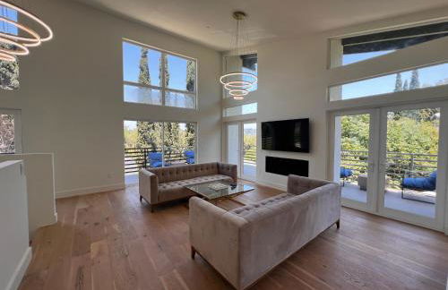 The Arts House - Private and Gated Home in Silver Lake with Pool & Views - Photo 2