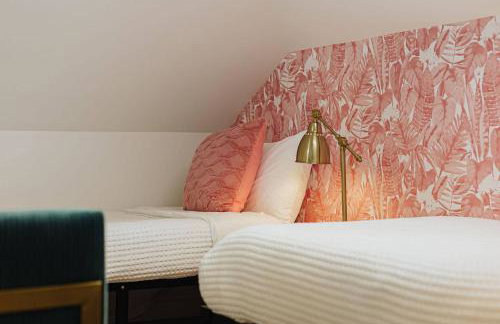 Luxe Victorian Retreat • Walk to Downtown - Foto 49