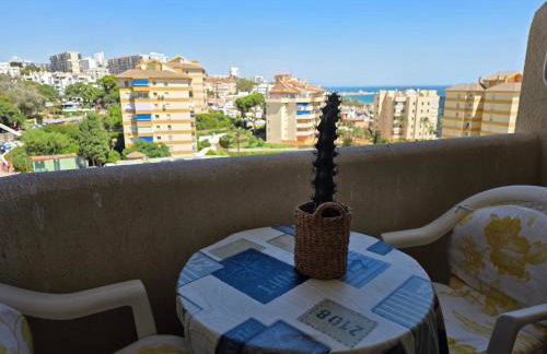 Benalbeach Beauty- Sunny studio with ocean views, balcony, and windows in every room - Foto 1