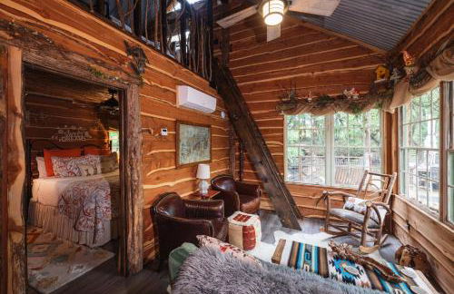 Hobbit Treehouse with waterfall on the Brazos River! 350 acres! Tubing! Petting zoo! - Foto 11